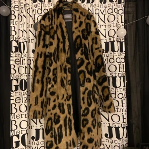 Leopardmönstrad pälsjacka från Lindex - Snygg och trendig leopardmönstrad pälsjacka från Lindex. Jackan har en långärmad design och är perfekt för att göra ett statement. Den är gjord i syntetmaterial och har en normal passform. Aldrig använd.