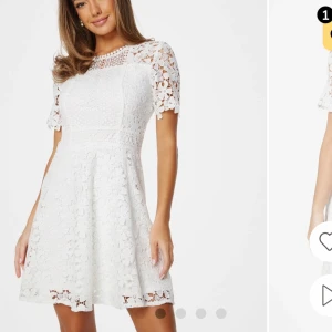 Studentklänning - Charmig studentklänning så så fin!! Endast använd 1 gång och kemtvättad efteråt! Nypris 1000kr 🩷