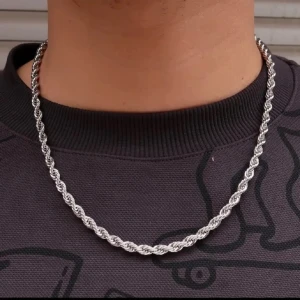 Silverfärgat halsband - Snyggt silverfärgat halsband med tvinnad design. Perfekt för att ge en stilren touch till din outfit. Halsbandet är av medellängd och passar både till vardag och fest.
