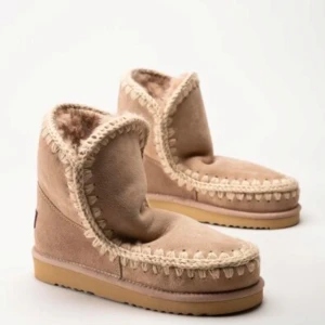 Mou Mou  - Säljer mina Mou Mou boots som är köpta för ca 3 månader sen! Skorna är impregnerade, nypris 2700 kr!💘