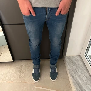 Replay anbass  - Hej, säljer nu dessa replay jeansen. Anbass model. Anbass Lappen är av. Ny pris = 1799:-. Säljas för 299-. Moddellen är 179cm