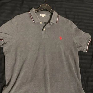 U.s polo assn pike  - En fin piké tröja från polo använd endast några gånger storlek är L och sitter väldigt bra på!!