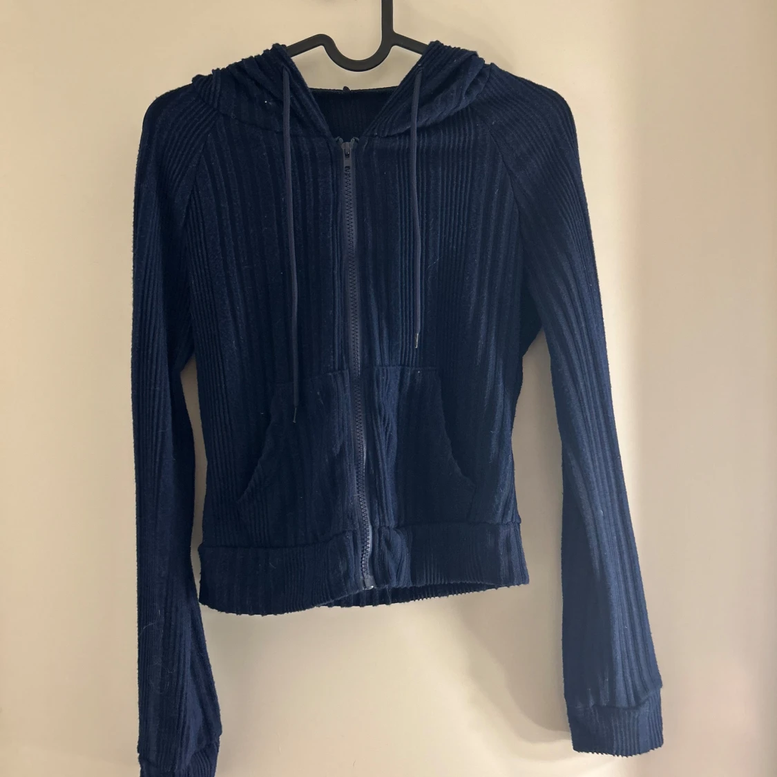 Mörkblå ribbad hoodie