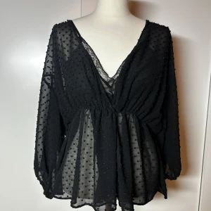 Blus zara - Superfin blus från zara. Storlek xs. Köp sker via köp nu, jag postar inom 24h. Kvar tills markerad såld 