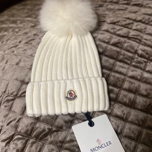 Moncler Mössa - Helt ny och varm moncler mössa som passar perfekt för den kommande vintern!!!! Nfc, Scan finns och Tags som medföljer!!  