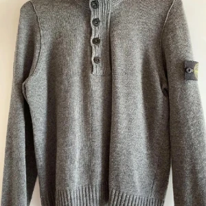 Stone Island tröja - Skön stone Island tröja i storlek M. Nypris ligger på cirka 5000kr