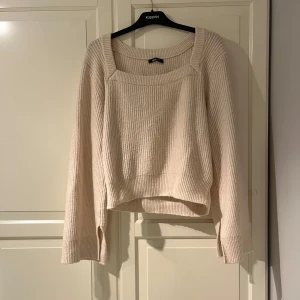 Ljus rosa stickad tröja - Mysig rosa stickad tröja med långa ärmar. Är mer rosa i verkligheten än vad bilden visar.  Har lite vidare ärmar med slits. Super fin och passar perfekt till vintern