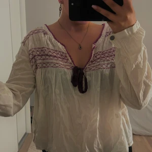 Blus från odd Molly - Säljer min super söta odd Molly blus! Oklart med storlek men den passar mig som är storlek S men passar också M🤍