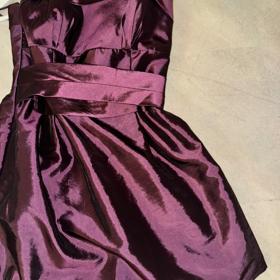 Lila axelbandslös klänning - 91