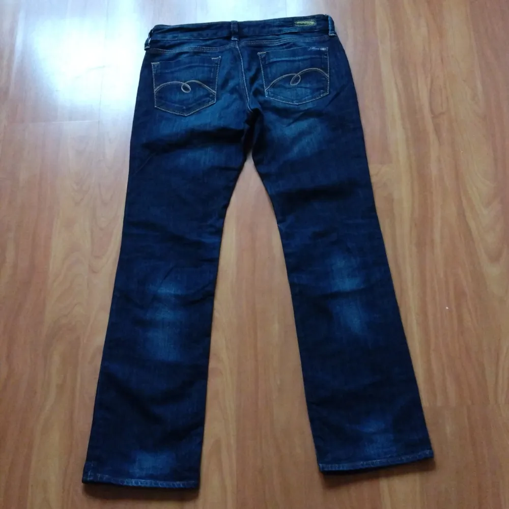 Jättesnygga jeans som e köpta här på plick men de var tyvärr för stora :( De är straight leg. Utmärkt skick. Storlek 29-30 Innerbenslängden:77cm Midjemått rakt över:39cm. Jeans & Byxor.