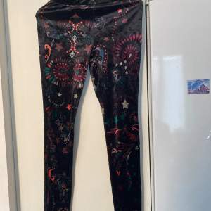 Odd Molly leggings i velvet material. Stl M och oanvänt skick 