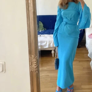 Blå långklänning  - Blå långklänning i storlek XS. Mycket elegant och fin.