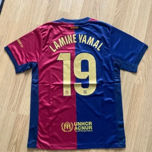Barcelona Lamine Yamal tröja, 19 - Säljer min Yamal 19 tröja. Tröjan är i nyskick och knappt använd. Tröjan är i storlek S