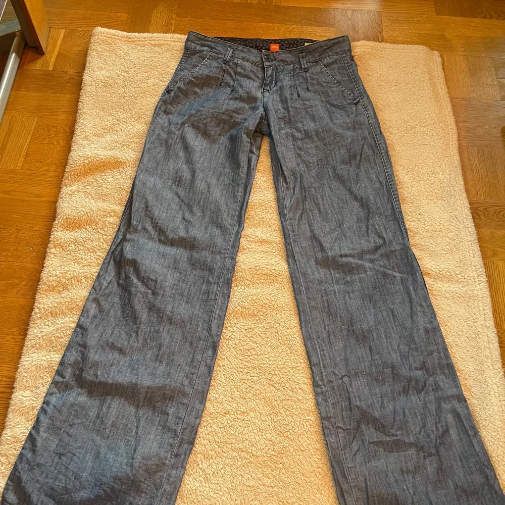 Fina Hugo Boss blå byxor 27/34.  Midjemåttet 80 cm, innerbensläng 85 cm. 55 % bomull och 45% linne.. Jeans & Byxor.