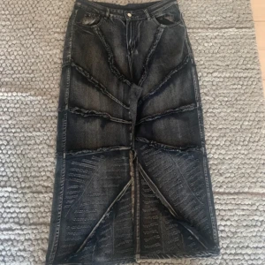 Opium Baggy Jeans  - I princip nyskick, bara använt någon enstaka gång. Storlek L, sitter snyggt, väldigt baggy. Texturerade mönster, riktigt balla helt enkelt. Köp direkt eller skick ett pris förslag. Skickar inom 1-2 dagar. 