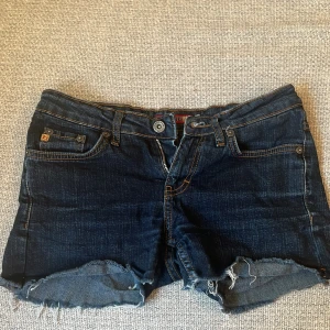 Jeansshorts  - Dunder fina mörkblåa jeansshorts som är low waist. 