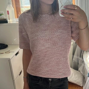 Stickad kortärmad  - Superfin stickad kortärmad från H&M. Säljer då den tyvärr inte kommer till användning💕