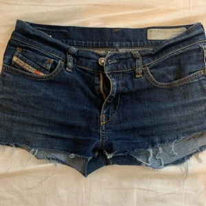 Shorts  - Jätte snygga jeans shorts som passar till allt. Dom har ett håll i bakfickan och depå priset. Har inte klippt dom själv har köpt av en annan användare på plick 💕💕