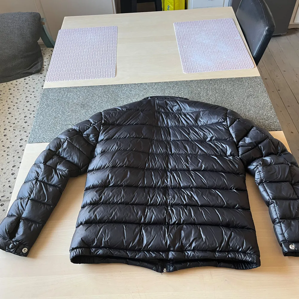 Moncler Jacka, jättefin, använd ett fåtal gånger, nyskick, inga skavanker. Storlek 1 ska motsvara S, se Moncler hemsida för storleksguide.. Jackor.