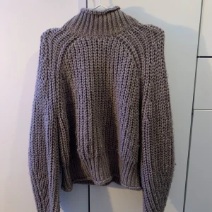 Stickad tröja 💕 - Jätte gosig stickad tröja från hm🙌🏼passar perfekt nu till det kalla höstiga vädret 💕