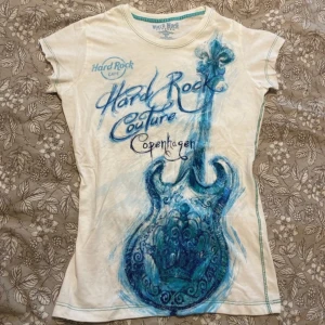 Hard rock couture tröja  - Cool hard rock couture tshirt , säljer då den inte är min stil tyvärr, inga defekter💓  Det står att den är xs men passar på S lika bra 