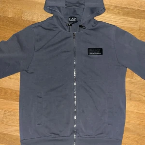 Emperio Armani kofta (EA7) - Skit fet Armani kofta i en skit fet grå färg, äkta såklart och passar perfekt nu till hösten passa på o köp! Pris kan diskuteras vid snabb affär.