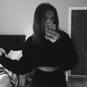 Croppad sticktröja - En croppad svart stickad tröja med halvpolo! 