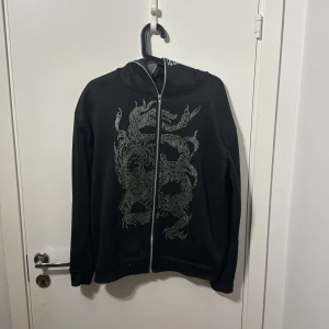 Rhinestone tröja  - Storlek S Nypris 899 