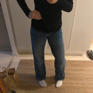 Zara jeans  - Ett par raka Zara jeans storlek 32/ xxs men passar mig som har 34/xs 
