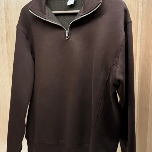 Halvzip från zara - Brun halvzip / quarterzip från zara Använd typ 2 gånger