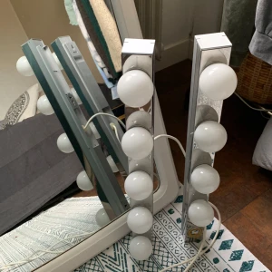 LEDSJÖ - IKEA - LED- VÄGGLAMPA - (En av lamporna är trasig, dock har det inte påverkat mig under användning)    ▫️Lampfärg: Varmvitt ▫️Dimmer som sänker och höjer ljusstyrkan.  ▫️Enkla  att sätta upp   Nypris ligger på 499kr / st    🔹Längd: 62 cm  🔹Bred: 13 cm  🔹Höjd: 7 cm 