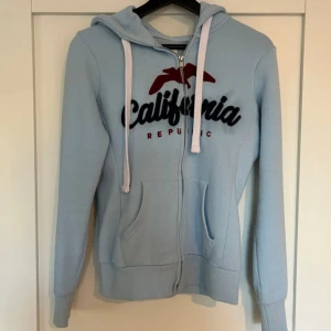 Blå hollister zip up hoodie - Pris kan diskuteras❤️oanvänd, köpt på Plick