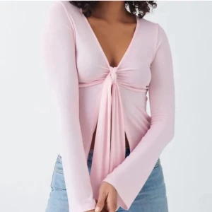 Gina tricot knyt blus - Nu säljer jag min jättefina knyt blus från Gina tricot i xs då jag inte tycker att den passar mig så bra. Toppen har tecknen på användning då den är lite nopprig, men fortarande fin! Om ni har några frågor skriv privat!❤️