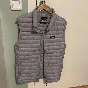 Säljer snygg väst - Aldrig använt perfekt skick