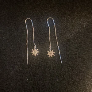 Örhängen  - Säljer dessa fina örhängen då jag bytt till guld smycken 💓