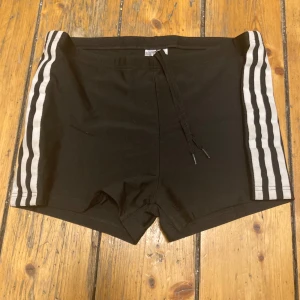 Svarta addidas bad shorts - Skön korta svarta vita 