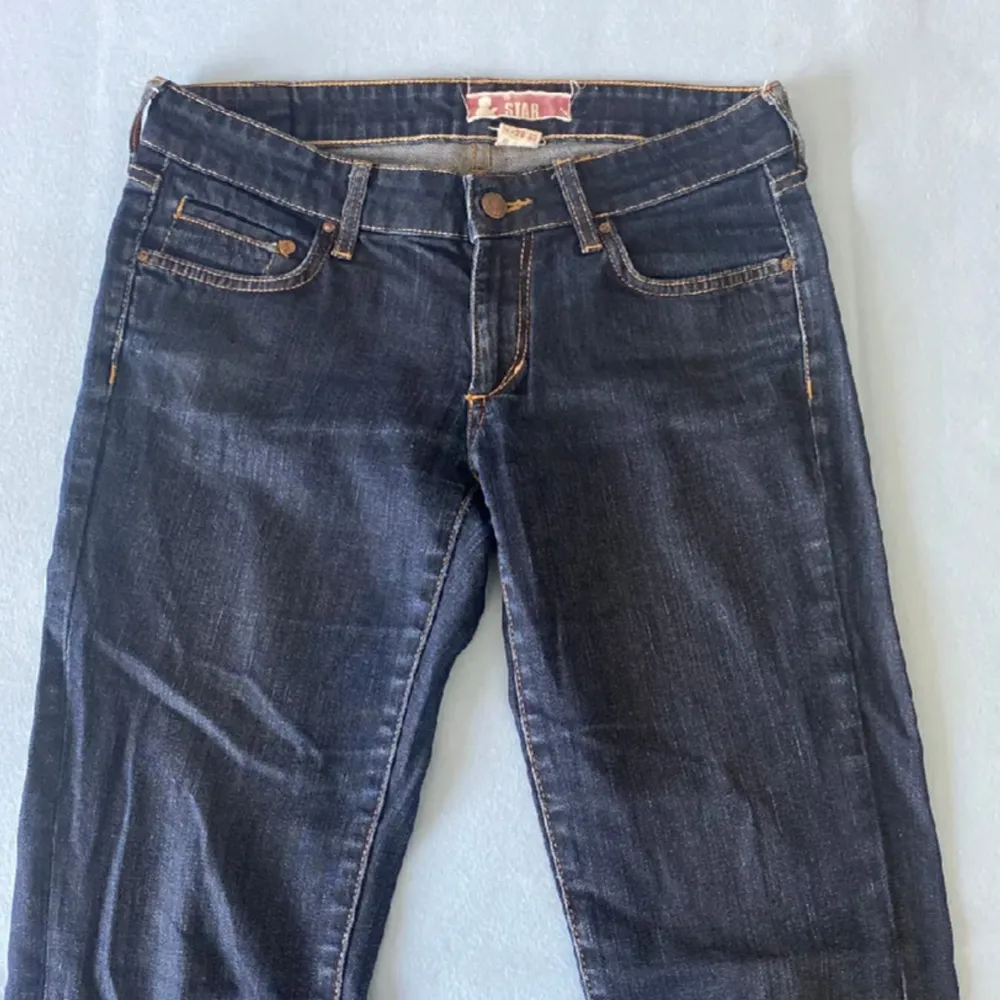 Jätte fina Lågmidjade bootcut jeans i jätte bra kvalitet, säljer då jag köpte här på Plick men de va tyvärr lite korta i benen, skulle säga att dom passar nån som e ca 170 cm lång. Midjemått är 84 cm skriv för ytterligare mer detaljer 💞. Jeans & Byxor.