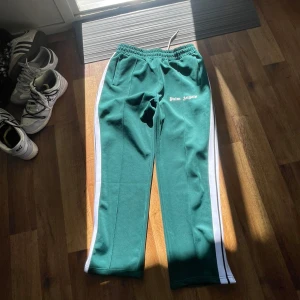 Palm angels byxor  - Palm angels byxor gröna. Stl XL finns en hål vid byxorna annars är de fint som nytt. Ingen og