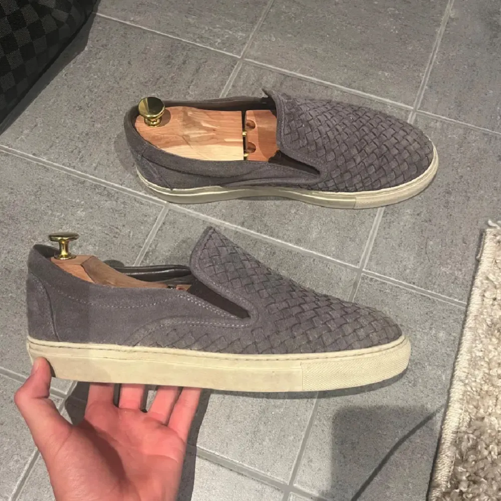 Säljer nu ett par Aurélien slip on som liknar Bottega veneta. Nypris ligger det runt 4800kr. Det är storlek 42 men det är stora i storleken så de passar 43. Hör av er vid intresse!. Skor.