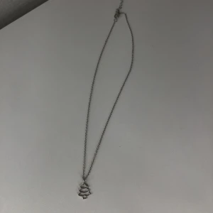 Silverhalsband  - Halsband med en liten gran på! Aldrig använd. Hör av dig vid frågor & köp 🫧. ❗️Tar bara emot Swish ❗️