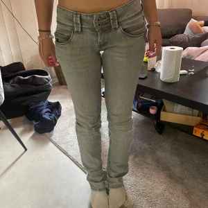 Pepe jeans - Verkligen jättesnygga jeans som tyvärr är för stora för mig (de är min kompis på bilderna) dom e oanvända o ja ba jättesnygga jag köpte för 950  o dom e välldigt lågmidjade❤️ priset kan diskuteras vid snabb affär 