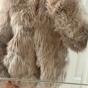 Pälsjacka - Så fin använd köp nu rosa/grå