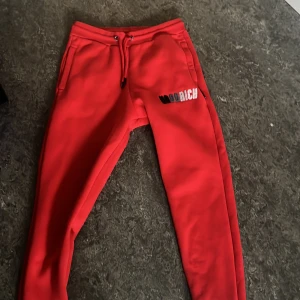 Hoodrich byxor röd - Tja säljer byxorna då dom är för små. Dom är nästan helt nya andvänt ungefär 10 gånger max Skick 9-10