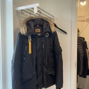 Parajumpers Right Hand stl S - Parajumpers Right Hand i stl S. Pälsen är avtagbar. Jackan är köpt på Johnells för 9 000 kr. Jackan är kemtvättad precis innan annonsering och har ej använts efter det så den är i ett väldigt fint och fräscht skick. 