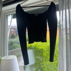 En fin och basic tröja, svart, storlek S - En fin och basic tröja man kan ha till vardagen och även om man ska ut på saker, väldigt skön tröja och använt några gånger