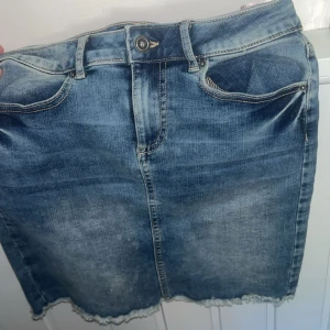 Jeanskjol - Snygg jeanskjol i väldigt bra skick! 