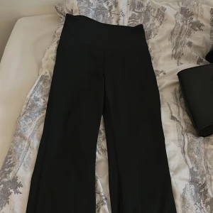 Utsvängda träningsbyxor - Använt fåtal gånger , bra sick  Man kan vika ner byxorna och dom är sköna o mjuka