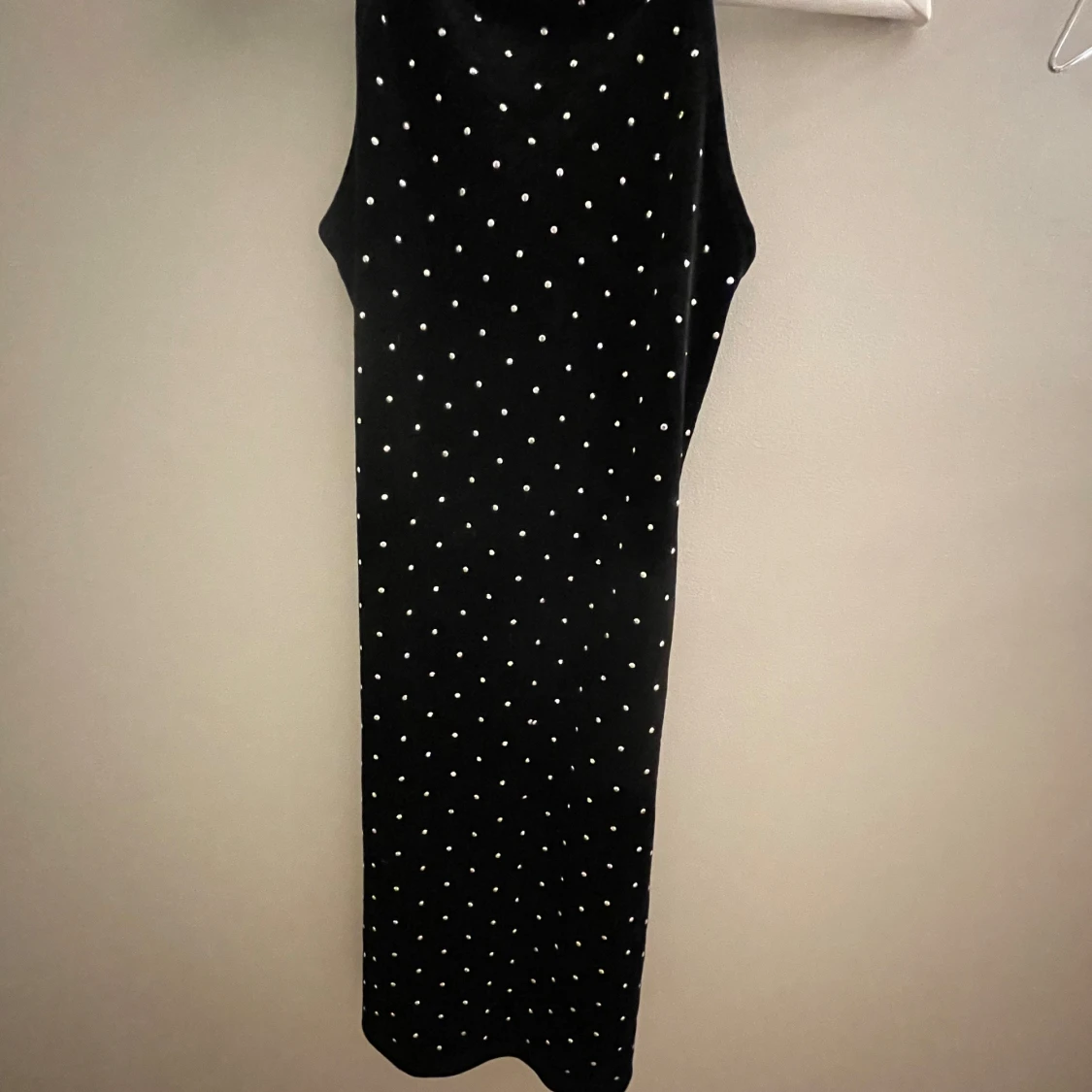 Svart klänning med silver detaljer från H&M.