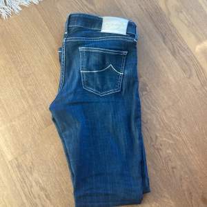 Tja, säljer nu ett par jeans från Jacob Cohën. Passformen är Slim och skicket på jeansen är mycket bra. Skriv om frågor och funderingar 