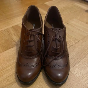 Klackar - Säljer de här jätte fina klackar pga att de inte kommer till användning längre